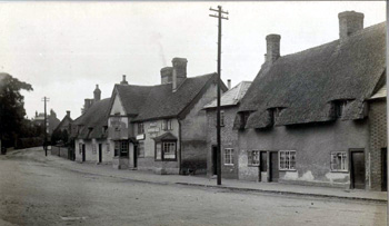 The Queens Head about 1920 [Z1306/19]